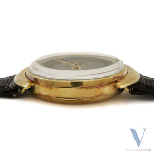 Cronografo anonimo alias "Black Hole" Cassa in oro giallo 14 carati Movimento Valjoux 222 Flyback a carica manuale dei primi anni 1950