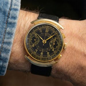 Cronografo anonimo alias "Black Hole" Cassa in oro giallo 14 carati Movimento Valjoux 222 Flyback a carica manuale dei primi anni 1950