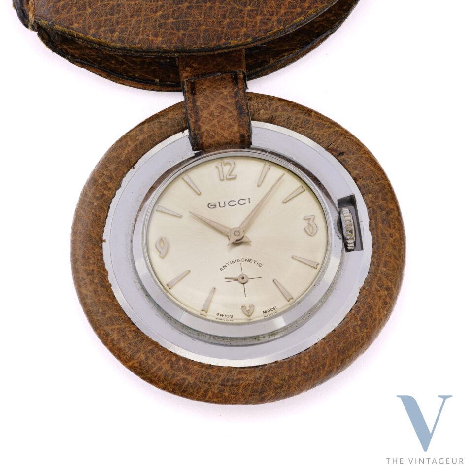 Orologio da tasca Gucci con cassa in acciaio rivestita in pelle di pecora Movimento a carica manuale EB 1197 degli anni '50