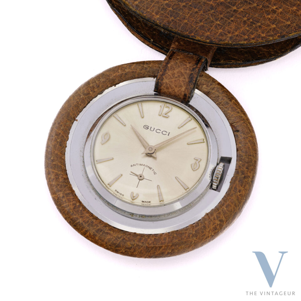 Orologio da tasca Gucci con cassa in acciaio rivestita in pelle di pecora Movimento a carica manuale EB 1197 degli anni '50