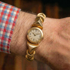JAEGER-LECOULTRE "FOSSIL", CASE AND INTEGRATED BRACELET IN SOLID 18KT YELLOW GOLD, MANUAL-WINDING JLC 8NR (496) MOVEMENT, FROM THE 1940s