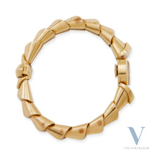 JAEGER-LECOULTRE "FOSSIL", CASE AND INTEGRATED BRACELET IN SOLID 18KT YELLOW GOLD, MANUAL-WINDING JLC 8NR (496) MOVEMENT, FROM THE 1940s