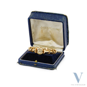 JAEGER-LECOULTRE "FOSSIL", CASE AND INTEGRATED BRACELET IN SOLID 18KT YELLOW GOLD, MANUAL-WINDING JLC 8NR (496) MOVEMENT, FROM THE 1940s