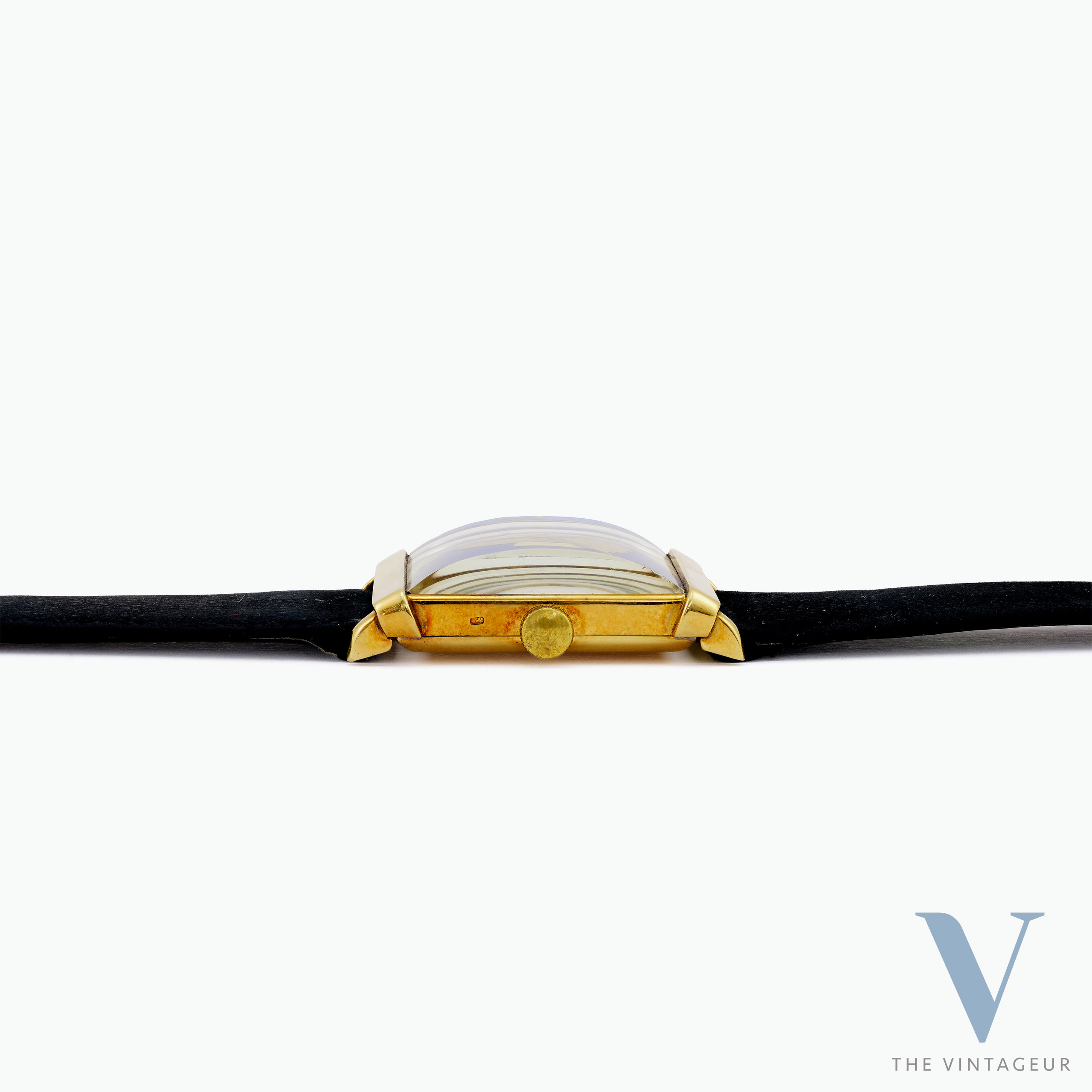 UNIVERSAL GENEVE "TRITON" REF. 10912, BLUE ENAMEL DIAL WITH EMBOSSED GOLD MINIATURE OF TRITON, SQUARE-SHAPED 18KT YELLOW GOLD CASE, HAND-WOUND UG 264 MOVEMENT, FROM THE 1940s UNIVERSAL GENEVE "TRITON" REF. 10912, BLUE ENAMEL DIAL WITH EMBOSSED GOLD MINIATURE OF TRITON, SQUARE-SHAPED 18KT YELLOW GOLD CASE, HAND-WOUND UG 264 MOVEMENT, FROM THE 1940s