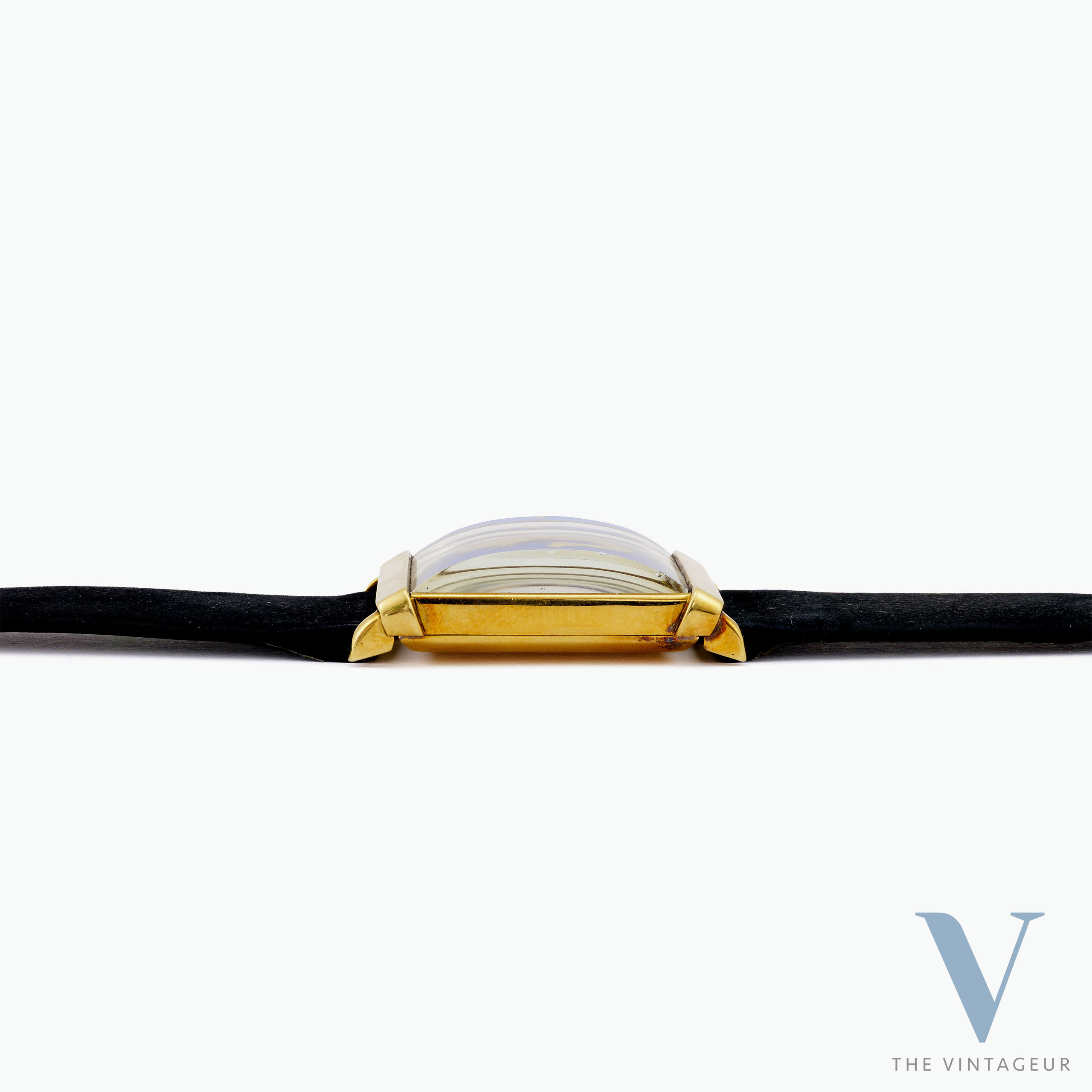 UNIVERSAL GENEVE "TRITON" REF. 10912, BLUE ENAMEL DIAL WITH EMBOSSED GOLD MINIATURE OF TRITON, SQUARE-SHAPED 18KT YELLOW GOLD CASE, HAND-WOUND UG 264 MOVEMENT, FROM THE 1940s UNIVERSAL GENEVE "TRITON" REF. 10912, BLUE ENAMEL DIAL WITH EMBOSSED GOLD MINIATURE OF TRITON, SQUARE-SHAPED 18KT YELLOW GOLD CASE, HAND-WOUND UG 264 MOVEMENT, FROM THE 1940s